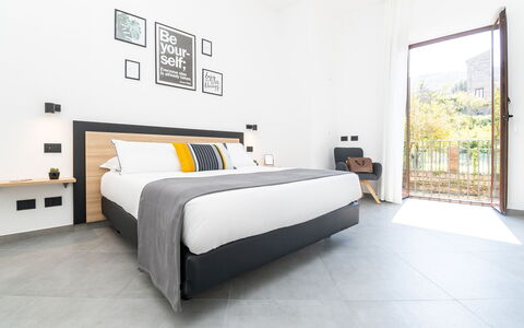 Apartment Vittoria: Diseño De Interiores, Mueble, Suelo, Casa, Departamento, Silla, Cama, Hotel, Marco De La Cama, Habitación