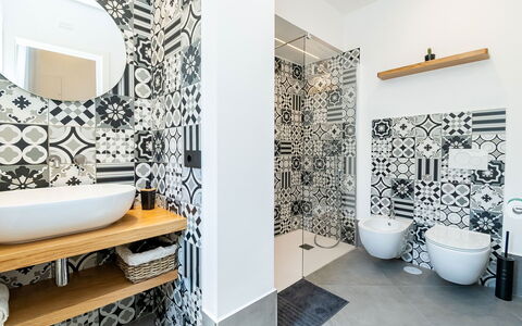 Apartment Vittoria: Piso, Diseño De Interiores, Arreglo De Tubería, Suelo, Baño, Lavabo Del Baño, Loseta, Baño, Plomería, Grifo