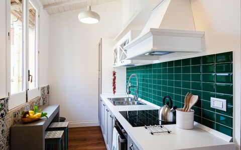 Interno Sorrentino: Cocina, Mostrador, Aparato De Cocina, Diseño De Interiores, Piso, Electrodoméstico, Estufa De Cocina, Gabinetes, Techo, Lámpara