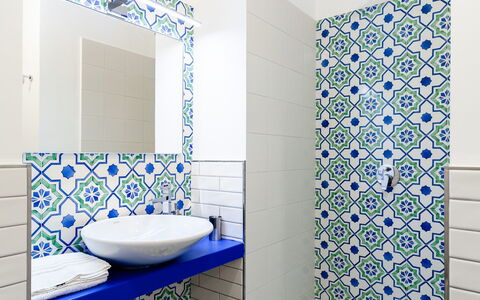 Interno Sorrentino: Azul, Piso, Baño, Diseño De Interiores, Arreglo De Tubería, Suelo, Loseta, Plomería, Grifo, Habitación