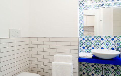 Interno Sorrentino: Piso, Baño, Diseño De Interiores, Suelo, Arreglo De Tubería, Loseta, Plomería, Grifo, Cerámico, Lavabo Del Baño