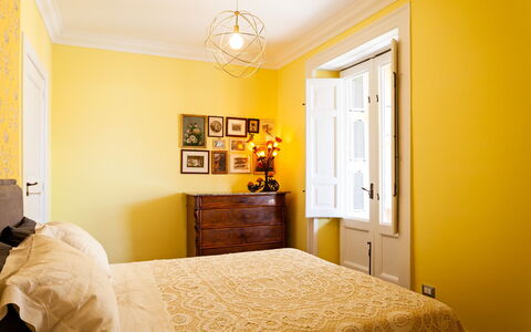 Interno Sorrentino: Amarillo, Pared, Diseño De Interiores, Suelo, Mueble, Piso, Habitación, Habitación, Casa, Cama