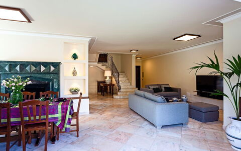 Villa Orlando: Mueble, Diseño De Interiores, Piso, Suelo, Pared, Sofá, Techo, Madera, Sala, Habitación