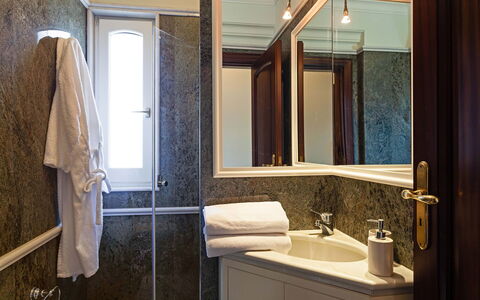 Villa Orlando: Pared, Piso, Arreglo De Tubería, Suelo, Diseño De Interiores, Lavabo, Grifo, Baño, Lavabo Del Baño, Plomería