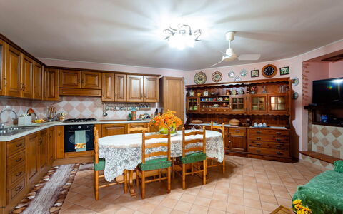 Villa Due Golfi: Mueble, Diseño De Interiores, Gabinetes, Madera, Techo, Piso, Cocina, Habitación, Alacena, Suelo