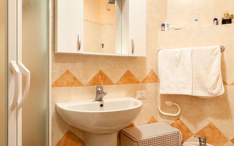 Villa Due Golfi: Diseño De Interiores, Suelo, Piso, Madera, Arreglo De Tubería, Lavabo Del Baño, Baño, Asiento Del Baño, Lavabo, Baño