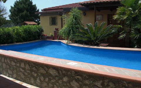 Villa Due Golfi: Piscina, Material Compuesto, Fuente De Agua, Sombra, Hacienda, Recurso, Eco Hotel, Patio Interior, Paisajismo, Loseta