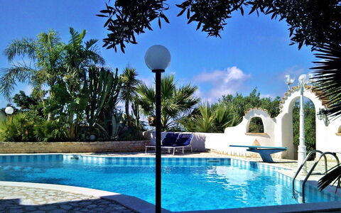 Villa Lo Capo: Piscina, Mueble, Mueble Para Exteriores, Recurso, Silla, Paraguas, Sombra, Ocio, Eco Hotel, Losa