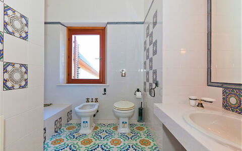 Villa Lo Capo: Azul, Piso, Suelo, Baño, Diseño De Interiores, Arreglo De Tubería, Loseta, Mosaico, Grifo, Plomería