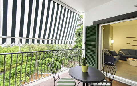 Casa Primavera: Mueble, Silla, Mueble Para Exteriores, Sombra, Balcón, Mesa Al Aire Libre, Cocina Y Comedor Mesa, Planta De Casa, Toldo, Eco Hotel