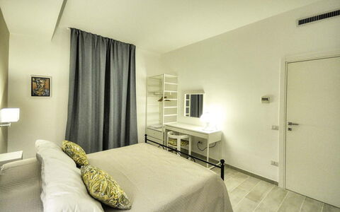 Casa Primavera: Cama, Mueble, Diseño De Interiores, Habitación, Pared, Piso, Suelo, Habitación, Techo, Sábana