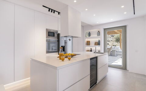 The Mykonian Castle: Cocina, Mostrador, Aparato De Cocina, Diseño De Interiores, Gabinetes, Mueble, Piso, Madera, Suelo, Techo