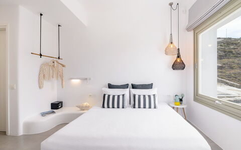 The Mykonian Castle: Habitación, Diseño De Interiores, Cama, Encendiendo, Departamento, Arrojar La Almohada, Linos, Mueble, Casa, Almohada