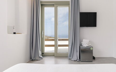 The Mykonian Castle: Diseño De Interiores, Mar, Mueble, Cubiertas De Ventanas, Cortina, Oceano, Tratamiento De La Ventana, Vaso, La Luz Del Día
