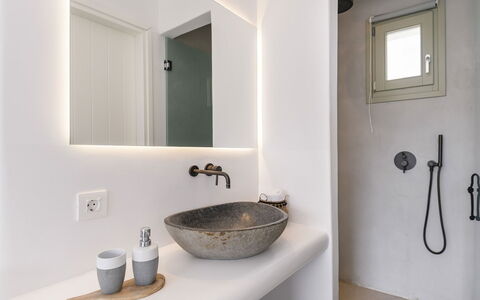 The Mykonian Castle: Arreglo De Tubería, Baño, Pared, Diseño De Interiores, Lavabo, Lavabo Del Baño, Piso, Grifo, Espejo, Suelo