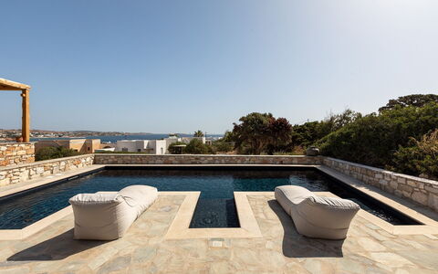 Villa Almatea: Piscina, Material Compuesto, Losa, Mueble Para Exteriores, Loseta, Sunlounger, Material Natural, Diseño, Sillón, Fuente De Agua
