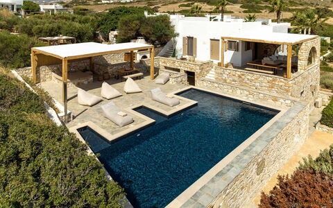 Villa Almatea: Piscina, Recurso, Inmuebles, Losa, Villa, Silla, Mueble Para Exteriores, Fuente De Agua, Estructura Al Aire Libre, Patio