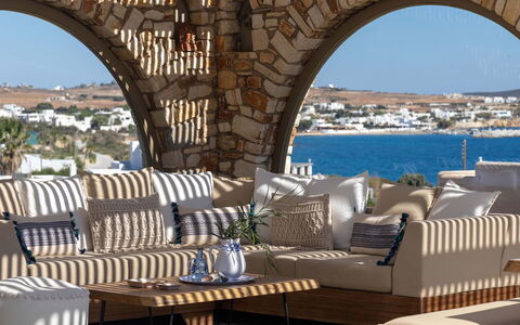 Villa Almatea: Mueble, Amortiguar, Sofá, Mimbre, Arrojar La Almohada, Mueble Para Exteriores, Silla, Comodidad, Sala