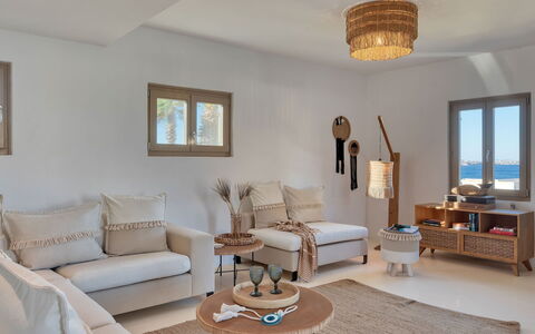 Villa Almatea: Mueble, Diseño De Interiores, Madera, Piso, Casa, Sala, Sofá, Habitación, Encendiendo, Suelo