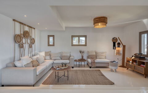 Villa Almatea: Mueble, Diseño De Interiores, Sofá, Sala, Madera, Casa, Piso, Departamento, Encendiendo, Habitación