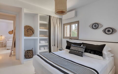 Villa Almatea: Cama, Diseño De Interiores, Mueble, Habitación, Lecho, Madera, Techo, Sábana, Suelo, Casa