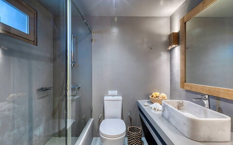 Villa Almatea: Arreglo De Tubería, Baño, Piso, Diseño De Interiores, Lavabo, Suelo, Grifo, Plomería, Techo, Encendiendo
