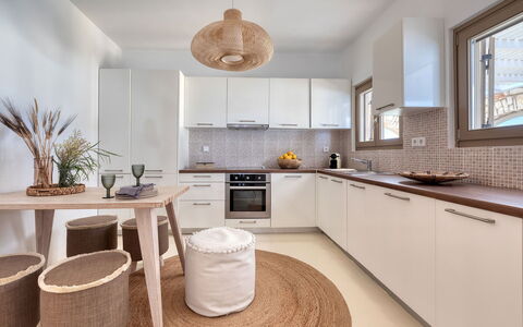 Villa Ayra: Diseño De Interiores, Mueble, Piso, Cocina, Mostrador, Madera, Techo, Suelo, Lámpara, Casa