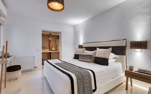 Villa Ayra: Cama, Habitación, Diseño De Interiores, Mueble, Lecho, Sábana, Madera, Linos, Textil, Techo