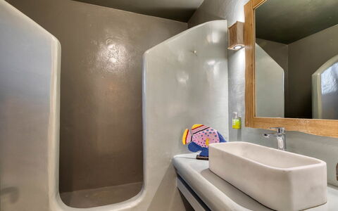 Villa Ayra: Piso, Arreglo De Tubería, Suelo, Plomería, Grifo, Baño, Lavabo, Lavabo Del Baño, Loseta, Espejo