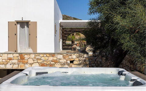 Villa Ayra: Piso, Suelo, Recurso, Silla, Sombra, Diseño, Hotel, Villa, Piscina, Eco Hotel