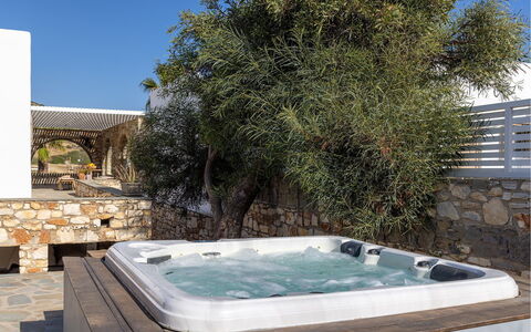 Villa Ayra: Arreglo De Tubería, Bañera, Recurso, Material Natural, Piscina, Jacuzzi, Sombra, Diseño, Hotel