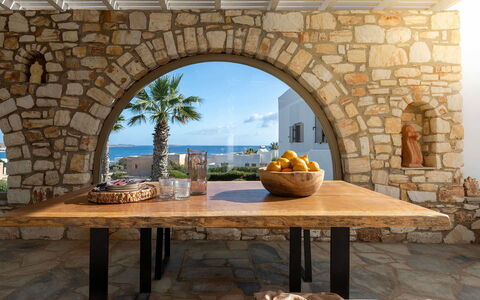 Villa Ayra: Mueble, Pared, Mesa, Diseño De Interiores, Silla, Cocina Y Comedor Mesa, Arco, Pared De Piedra, Comedor, Mesa Al Aire Libre