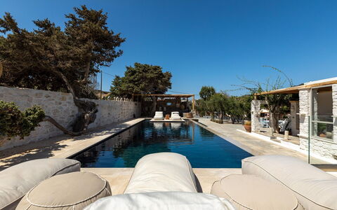 Villa Emera: Mueble Para Exteriores, Ocio, Recurso, Piscina, Vacaciones, Sombra, Sunlounger, Silla, Hotel, Villa