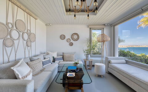 Villa Emera: Mueble, Diseño De Interiores, Sofá, Casa, Suelo, Mesa, Departamento, Sala, Techo, Habitación