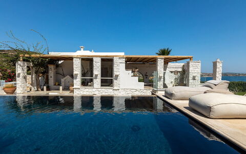 Villa Emera: Recurso, Villa, Mueble Para Exteriores, Sunlounger, Ciudad De Vacaciones, Piscina