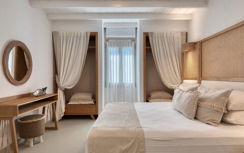 Villa Emera: Cama, Diseño De Interiores, Habitación, Mueble, Madera, Lecho, Linos, Textil, Suelo, Sábana