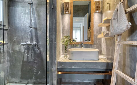 Villa Emera: Piso, Arreglo De Tubería, Plomería, Material Natural, Espejo, Baño, Loseta, Grifo, Lavabo, Mármol