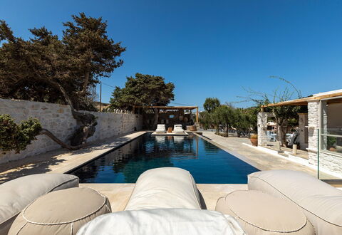 Villa Emera: Mueble Para Exteriores, Ocio, Recurso, Piscina, Vacaciones, Sombra, Sunlounger, Silla, Hotel, Villa