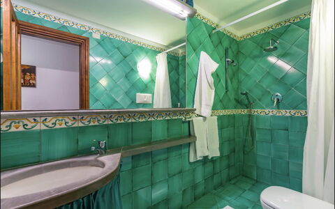 Villa Olivia: Diseño De Interiores, Piso, Suelo, Arreglo De Tubería, Grifo, Loseta, Plomería, Baño, Manchas De Madera, Lavabo Del Baño