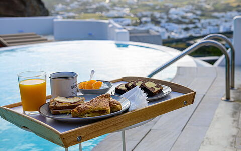 Villa Valentine: Mueble, Vajilla, Utensilios Para Servir, Drinkware, Desayuno, Vajilla, Comida, Silla, Plato