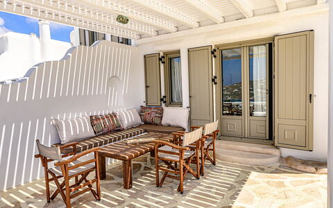 Villa Valentine: Mueble, Mueble Para Exteriores, Silla, Balcón, Sombra, Mesa Al Aire Libre, Porche, Patio, Diseño, Manchas De Madera