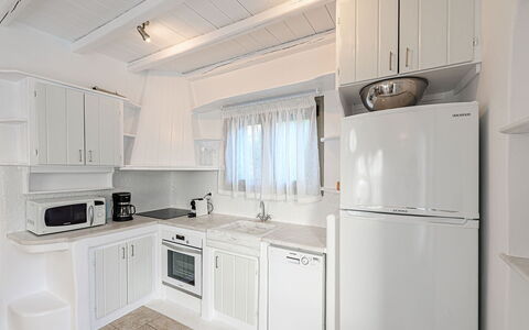 Villa Valentine: Cocina, Aparato De Cocina, Electrodoméstico, Mueble, Diseño De Interiores, Mostrador, Gabinetes, Piso, Electrodoméstico, Refrigerador