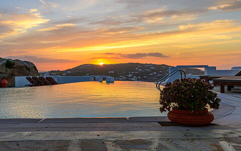 Villa Valentine: Oscuridad, Noche, Puesta De Sol, Piscina, Resplandor Crepuscular, Amanecer, Ciudad De Vacaciones, Recurso, Mañana En Red Sky