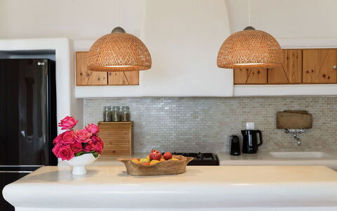 Villa Joy: Mueble, Cocina, Mostrador, Diseño De Interiores, Madera, Lámpara, Gabinetes, Piso, Encendiendo, Aparato De Cocina