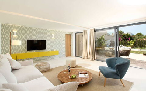Villa Amaranta: Mueble, Diseño De Interiores, Piso, Pared, Suelo, Madera, Sofá, Techo, Mesa, Sala