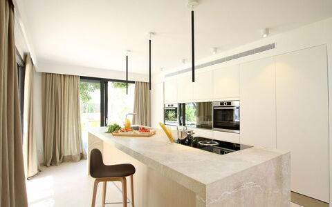 Villa Amaranta: Diseño De Interiores, Piso, Mostrador, Mueble, Cocina, Suelo, Pared, Madera, Lámpara, Techo