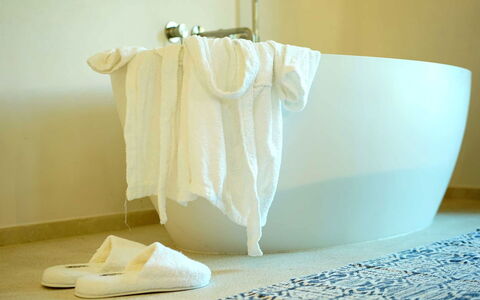 Villa Amaranta: Bañera, Linos, Baño, Plomería, Arreglo De Tubería, Cortina, Toalla