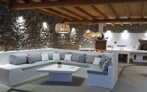 Villa Elmas: Mueble, Diseño De Interiores, Sofá, Piso, Suelo, Mesa, Sala, Casa, Mesa De Café
