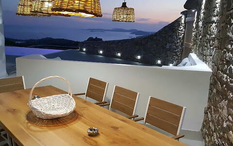 Villa Elmas: Mueble, Silla, Techo, Sombra, Material Natural, Lámpara, Balcón, Restaurante, Cocina Y Comedor Mesa