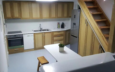 Villa Elmas: Piso, Madera, Mueble, Suelo, Diseño De Interiores, Gabinetes, Mostrador, Cocina, Techo, Alacena